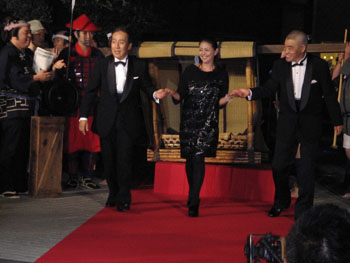 映画「やじきた道中 てれすこ」の完成披露試写会で中村勘三郎、小泉今日子、柄本明(左から)が駕籠に乗って登場。服装とのミスマッチがこれまたオシャレ!?=東京都渋谷区