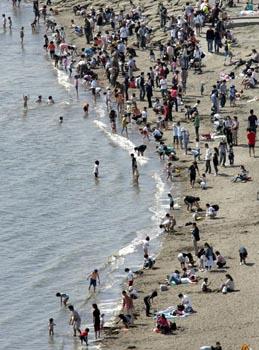 水辺で遊ぶ親子連れで賑わった葛西臨海公園(撮影・鈴木健児、本社ヘリから)