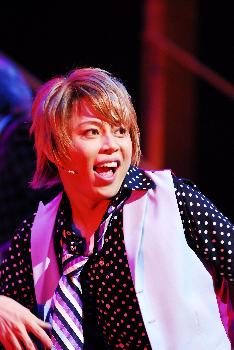 フィンチ役を明るく、軽やかに演じる西川貴教