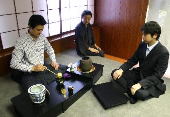 茶道裏千家の千宗室家元(写真中央)が考案したあぐらで手前できる「座礼棚」=京都市上京区