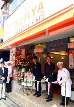 不二家初のベーカリー店開業で、生まれ変わった不二家をアピールする桜井康文社長(中央)=東京都新宿区