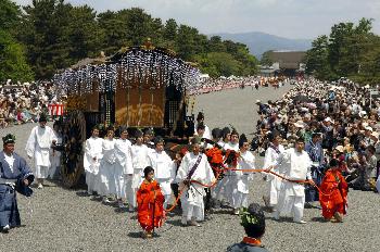 華やかな平安王朝風の装束をまとった約500人の行列が新緑の都大路を彩った(撮影・塚本健一)