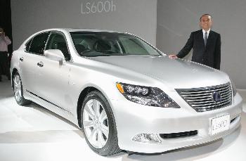 トヨタが発表した「レクサス600h」。車体を長くして後部座席にゆとりを持たせた「600hL」を含めて価格帯は1510〜970万円=東京都港区(撮影・鈴木健児)