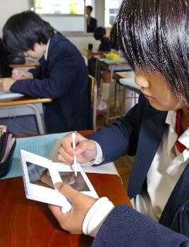 携帯ゲーム機を使って英単語学習に取り組む2年生たち任天堂DSのソフトを使い英単語学習をする生徒たち=午前9時20分、京都府八幡市立男山東中学校