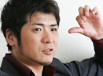 ツアーについて「盛り上げるのは得意ですから。ストレスを捨てにくるのが一番じゃないですか」と語る吉川晃司(撮影・古厩正樹)