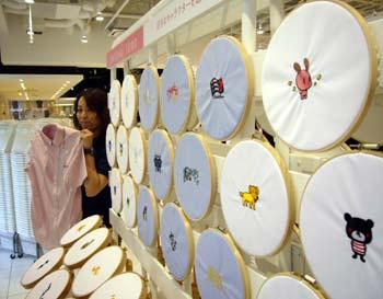 新進気鋭のクリエーターらがデザインしたキャラクターなども刺繍できる=東京都世田谷区のユニクロ世田谷千歳台店