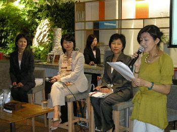 少子化講座の中で白河桃子さん(右)は、「誰もが(46歳で初産した)ジャガー横田さんになれるわけではありません。自分の体を知って」と呼びかけた=18日、東京・大手町(撮影・村島有紀)