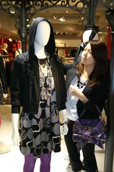 NYブランドらしくリンゴの模様などがあしらわれたドーリーガール・バイ・アナ スイの商品=東京都港区のオンワード樫山芝浦第3ビル(撮影・田村龍彦)