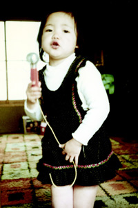 3歳で早くもアイドルをまねて、家族の前で歌っていた=昭和48年