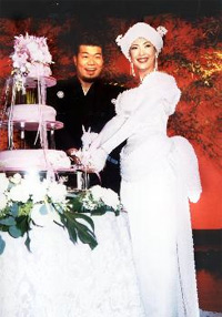 旅行会社勤務の赤坂信太郎さんと結婚式を挙げた=平成12年7月、東京・帝国ホテル
