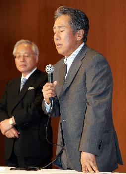苦渋の表情で会見する中村勘三郎さん=28日午前10時半、東京・銀座(撮影・奈須稔)