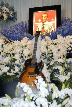 「さよならの会」で祭壇中央に飾られた愛用のピックギター(撮影・今井正人)