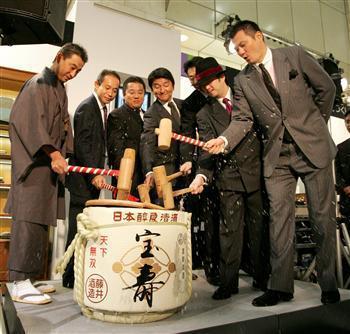 銀座の若旦那7人が厳選した商品の販売を盛り上げるため、客に酒を振る舞った=東京都中央区の松屋銀座