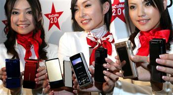 NTTドコモが発表した携帯電話の新商品。機能の充実やデザイン性で巻き返しをはかる=1日、東京都港区のグランドハイアット東京