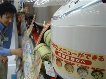 家電量販店には多彩な調理コースをPRする炊飯器も並ぶ=東京・秋葉原のヨドバシカメラ