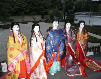 平安の昔へいざなうような桜花昇(中央)、若木志帆(右から2人目)ら主要メンバー=京都・廬山寺の庭園
