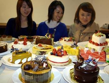 西武百貨店池袋店が開いた試食会では限定商品も並び、人気を集めた=東京都豊島区