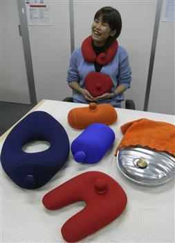 従来のトタン湯たんぽ(右)に比べ、ウエットスーツ素材の湯たんぽは形もユニークだ=東京・湯島のサンワヘルスデザイン