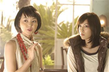 野村佑香(左)演じる緑子が、傷ついた男女を初恋の人と出会えるサイトへ導く
