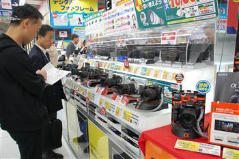 今やデジカメは一眼レフの時代。電器店売り場も活況にわく=東京都千代田区のビックカメラ有楽町店