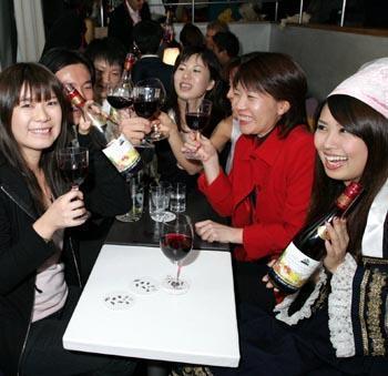 日付が変わると同時にボージョレ・ヌーボーの栓が抜かれ、乾杯の声が響いた=15日午前0時すぎ、新丸ビル(東京・丸の内)