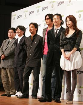 「ロストオデッセイ」完成披露会見に出席した制作総指揮の坂口博信氏(左から3人目)、声を担当した豊川悦司氏(同4人目)ら=19日午後、東京・渋谷