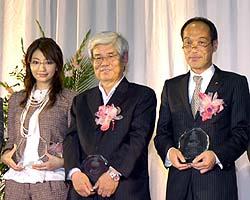 メガネベストドレッサー賞を受賞した(左から)真鍋かをり、養老孟司氏、東国原英夫知事=10日午後、東京都江東区の東京ビッグサイト