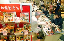 正月用おせち料理の予約受け付けでにぎわう、百貨店の売り場=10日午前、東京都中央区