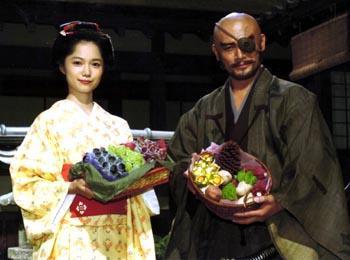 宮崎あおい(左)主演の「篤姫」の収録スタジオを訪れた内野聖陽