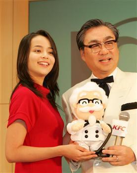 新商戦をPRする女優の加藤ローサさん(左)と渡辺正夫社長=東京都渋谷区の日本ケンタッキー・フライド・チキン本社