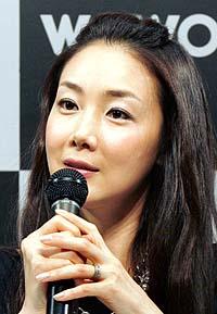 今回は空港幹部を演じたチェ・ジウ。左手薬指の指輪に注目が集まった=東京・恵比寿ガーデンルーム(撮影・緑川真実)