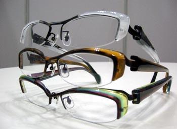装着時のフィット感をアップし、フレームにグラデーションや光沢を出したリアルメガネの最新作