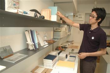 紙にまつわる製品が並ぶパピエラボの店内=東京都渋谷区