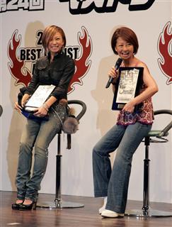 「ベストジーニスト2007」で2年連続一般選出部門で選ばれた倖田來未(左)と協議会で選ばれた綾戸智恵さん