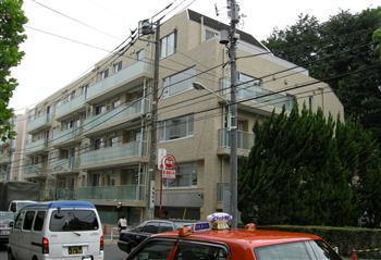 「クラッシィハウス高輪」。旧高松宮邸の一角(右側)に隣接している=東京都港区(撮影・藤澤志穂子)