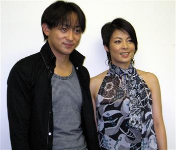 「同じ舞台に居ながら互いにひとり芝居をやっている感じ」という山本耕史(左)と井手麻理子
