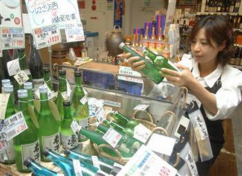 「信濃屋代田ワイン館」の発泡性日本酒のコーナー。まとめ買いしていく客も多いという=東京都世田谷区