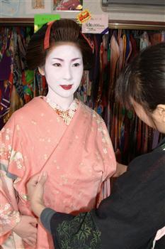 日常を忘れるあでやかな着物姿に変身=京都・宮川町の舞妓変身処「舞香」