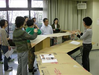 ワークショップで共同キッチンの設計を話し合う入居希望者ら=東京都多摩市