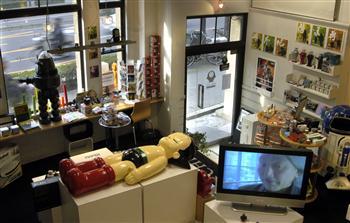 鉄腕アトムの人形などロボットをモチーフにしたさまざまな商品が展示された店内。近未来感覚が味わえると評判だ