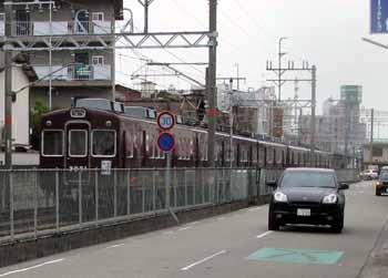 「阪急電車」の舞台となっている今津線。本の売れ行きアップとともに脚光を浴びている =西宮市の甲東園−門戸厄神駅間