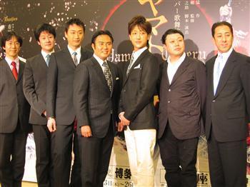 スーパー歌舞伎「ヤマトタケル」の出演者たち。右から門之助、猿弥、春猿、右近、段治郎、笑三郎、笑也