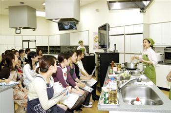 エコ・クッキング講座では、環境に配慮した買い物、調理、後片付けの工夫を習う(東京ガス提供)