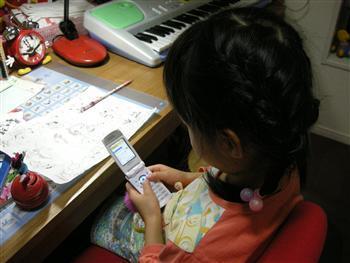 「安全のため」に持たせている親が多い子供の携帯電話だが…