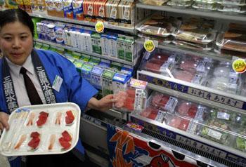 ファミリーマートは刺し身の販売に合わせ、海鮮サラダやさんまの塩焼きなど魚総菜も充実させた