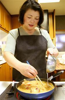 「米粉はカロリーが気になる人にもおすすめです」と話す坂本廣子さん=神戸市東灘区のサカモトキッチンスタジオ