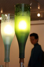 イソタロさんの手になる使用済みワインボトルを使ったスタンド照明＝いずれも東京・西新宿のリビングデザインセンターＯＺＯＮＥ　
