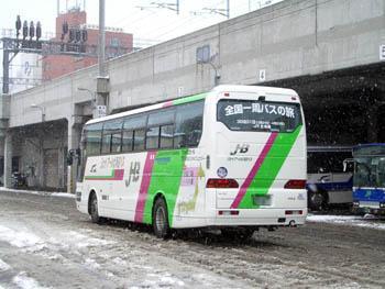 全国一周バスの旅に出発するJR北海道バス=札幌市中央区