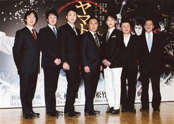 市川段治郎(左から3人目)、市川右近(同4人目)が交代で、ヤマトタケル役を務める