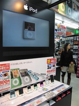 アップルの「アイポッド」は国内市場でシェア5割を握る=東京都千代田区のビックカメラ有楽町店